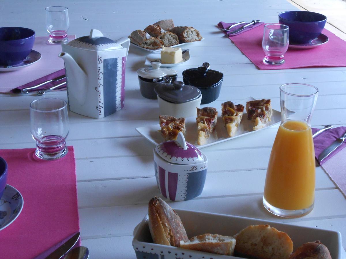 Le Relais Du Grand Logis Bed & Breakfast Civrieux ภายนอก รูปภาพ